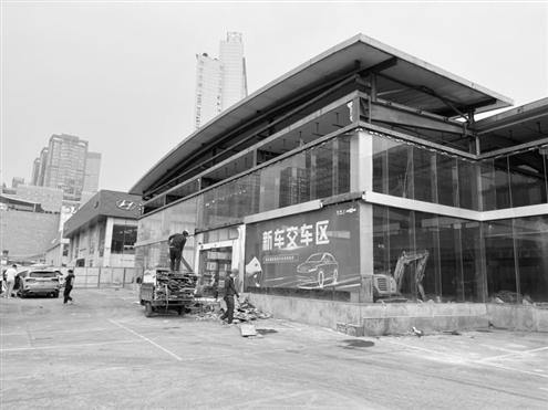 图为重庆关停的一家4S店 新华社发